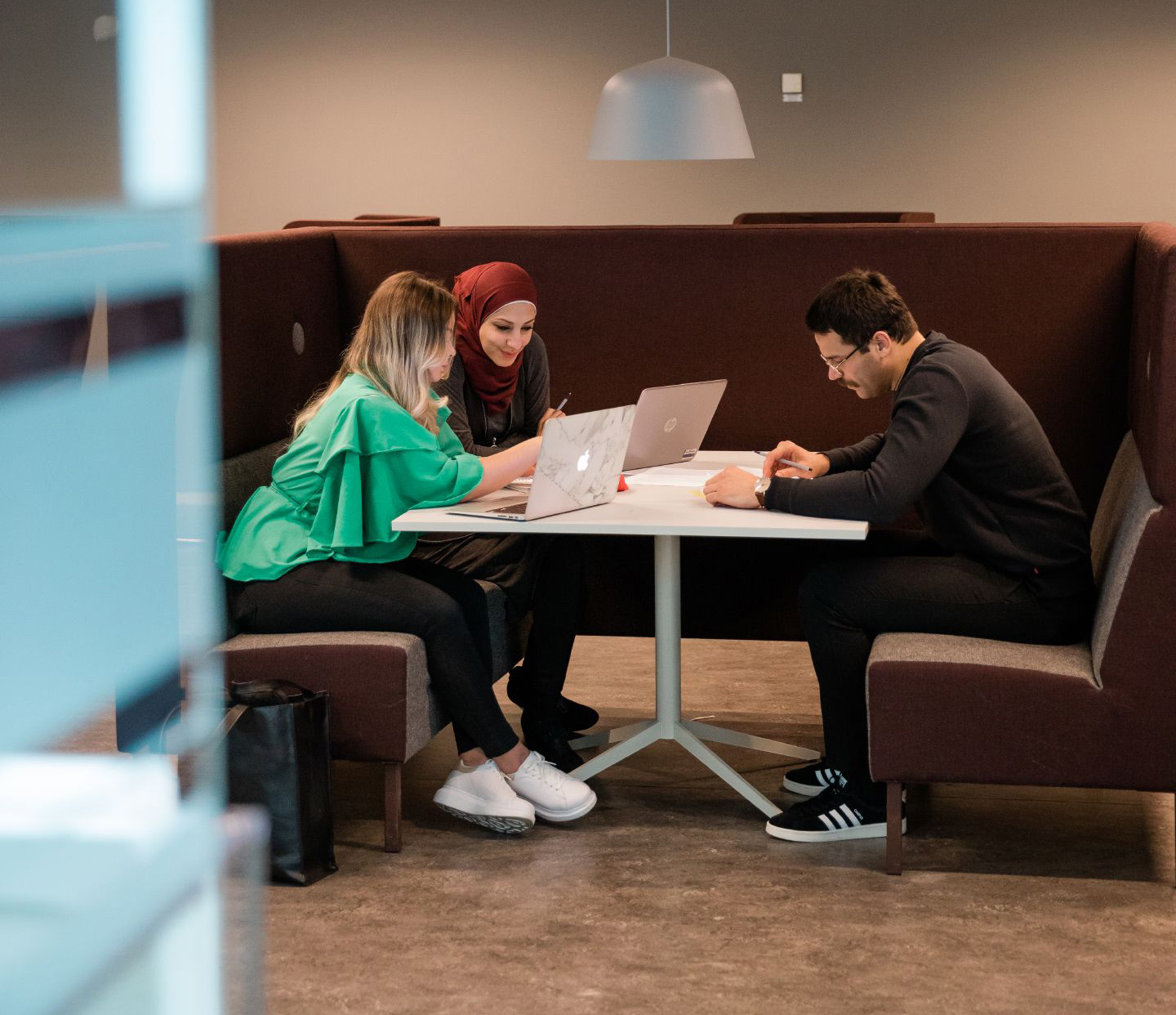 Studenter med datorer i b-huset på Pedagogen