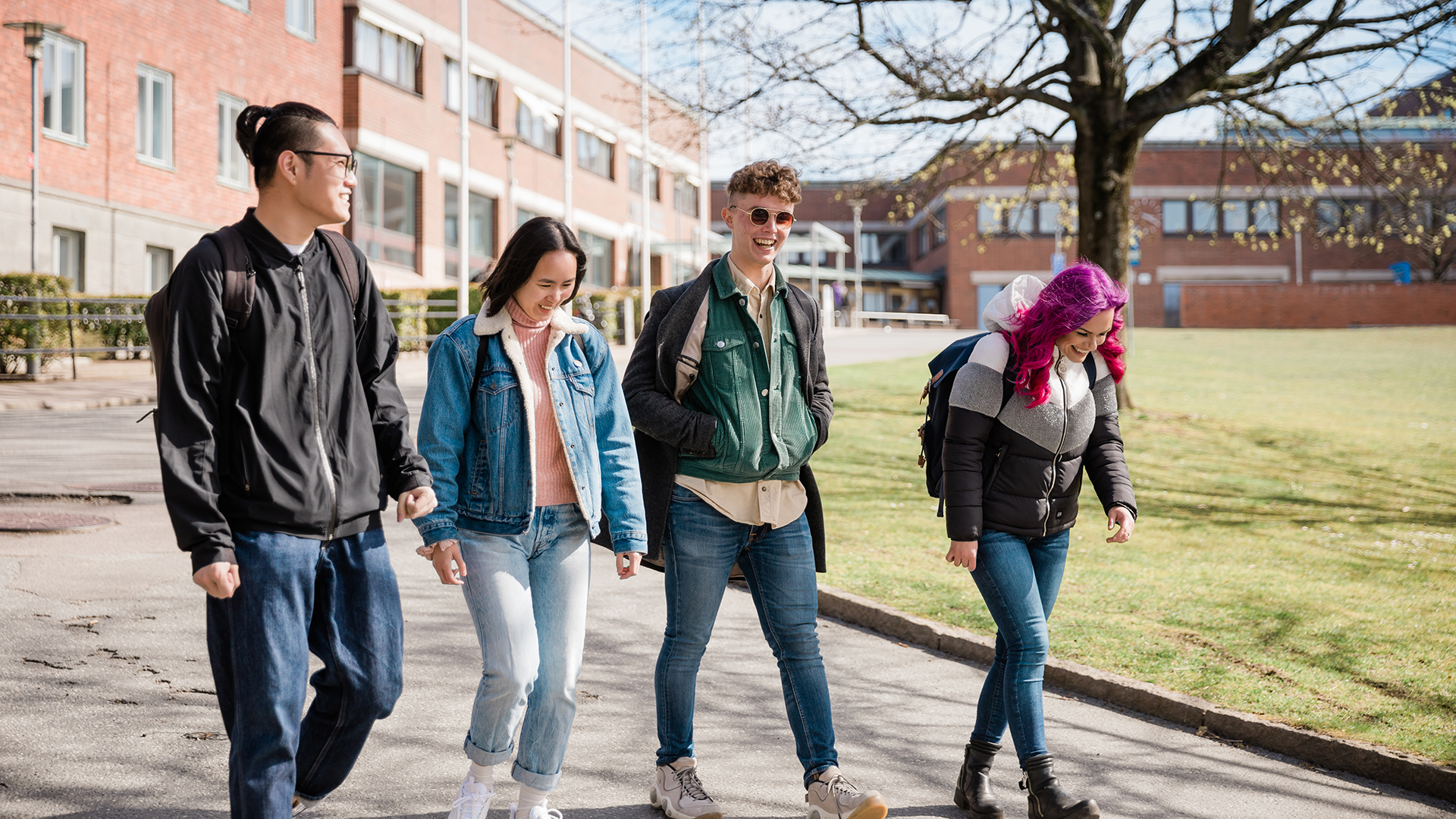 Personer utanför en byggnad